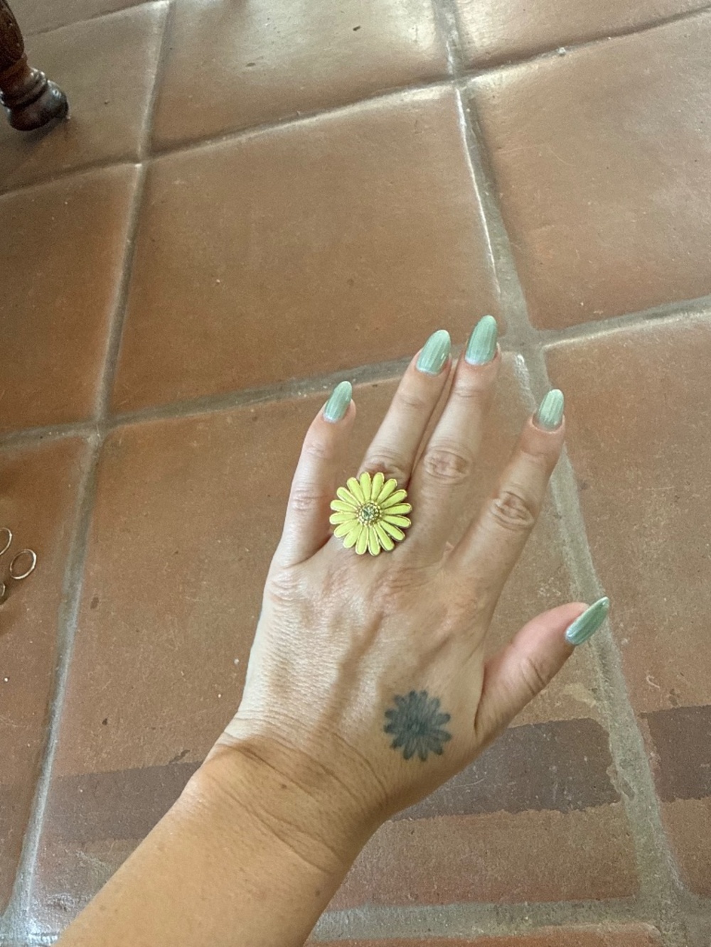 Pale yellow enamel daisy ring